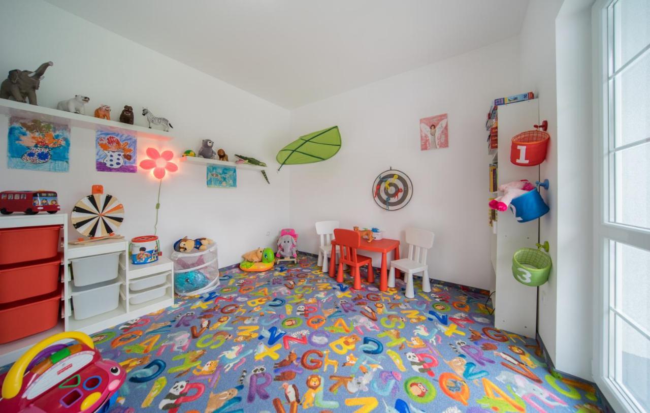 Rewit Dom Goscinny Z Podgrzewanym Basenem Rewal Bagian luar foto